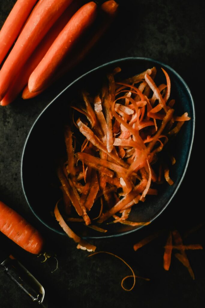 Non buttare via le bucce di carota! Ricche di nutrienti, ecco come riutilizzarle