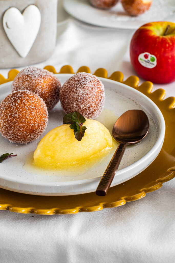 Canederli di ricotta fritti con sorbetto alle mele Topaz Bio Val Venosta