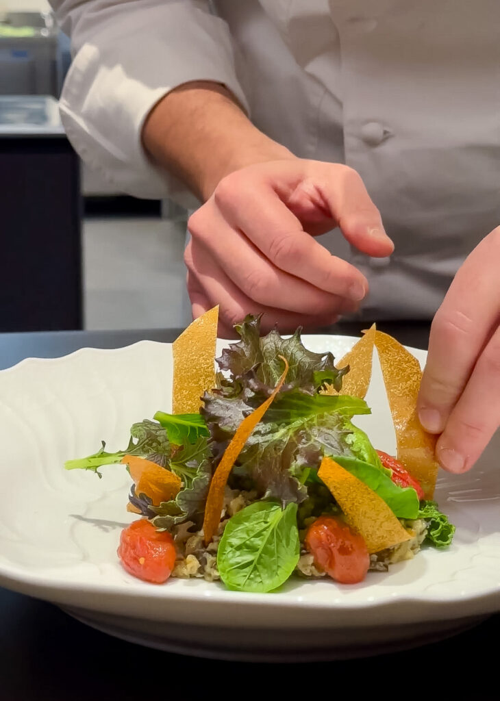 Topinambur, pomodoro confit, chips di patata Baba-ganush