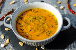 vellutata di zucca con crumble salato alle olive