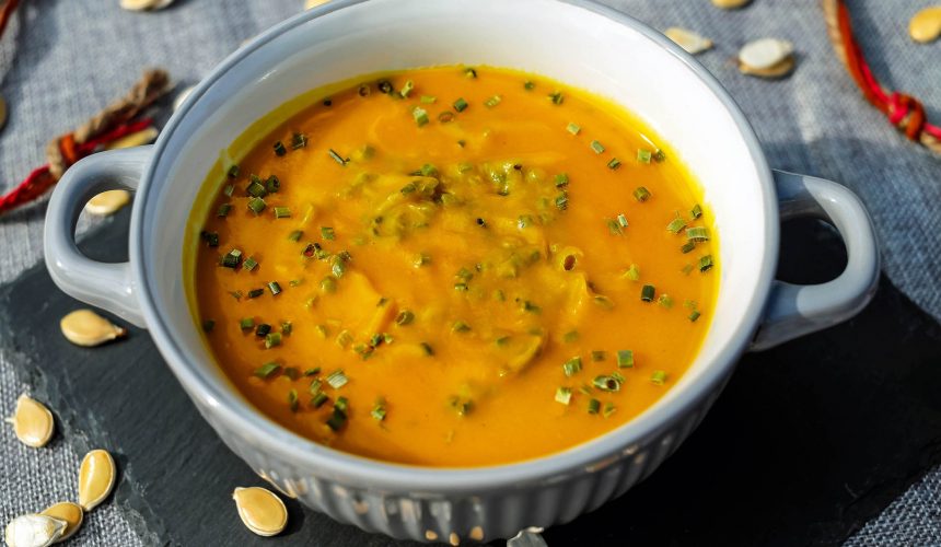 vellutata di zucca con crumble salato alle olive