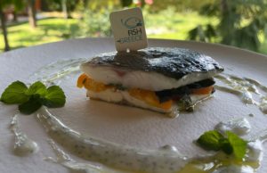 Fish from Greece Branzino al cartoccio con salsa di yogurt greco alle erbe Simone Finetti 1 e1627419598152