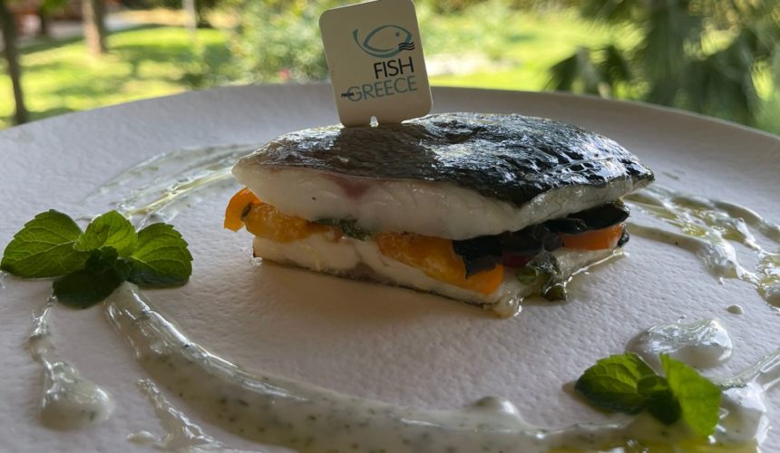 Fish from Greece Branzino al cartoccio con salsa di yogurt greco alle erbe Simone Finetti 1 e1627419598152