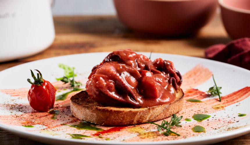 Polpo alla luciana in umido rosso e pane bruschettato (2)