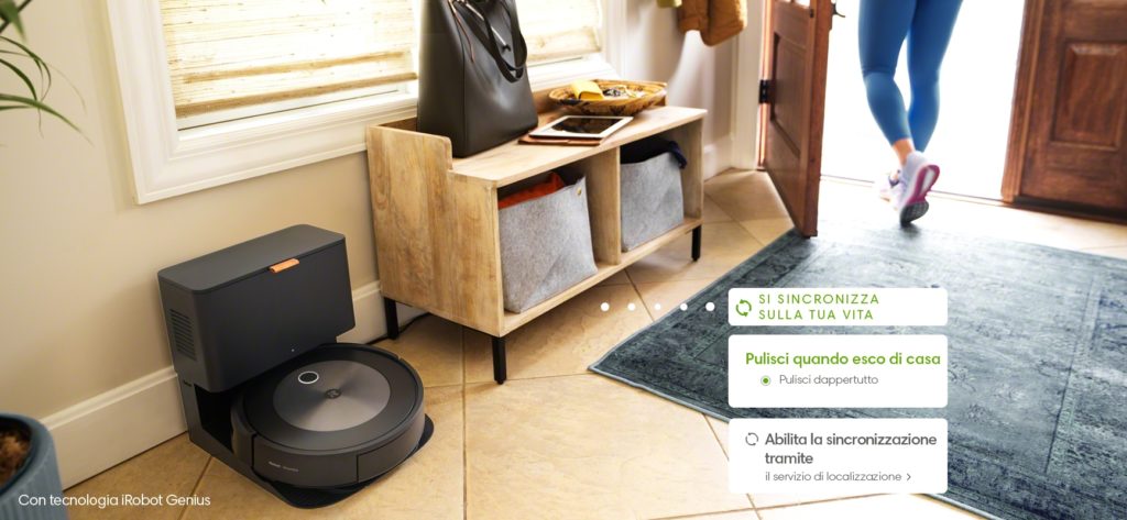 iRobot Roomba j7 Photo Lifestyle Genius CleanWhileAway Overlay 1733x800 it IT