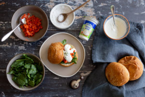 Burger al salmone con Panna Acida Meggle e spinacino