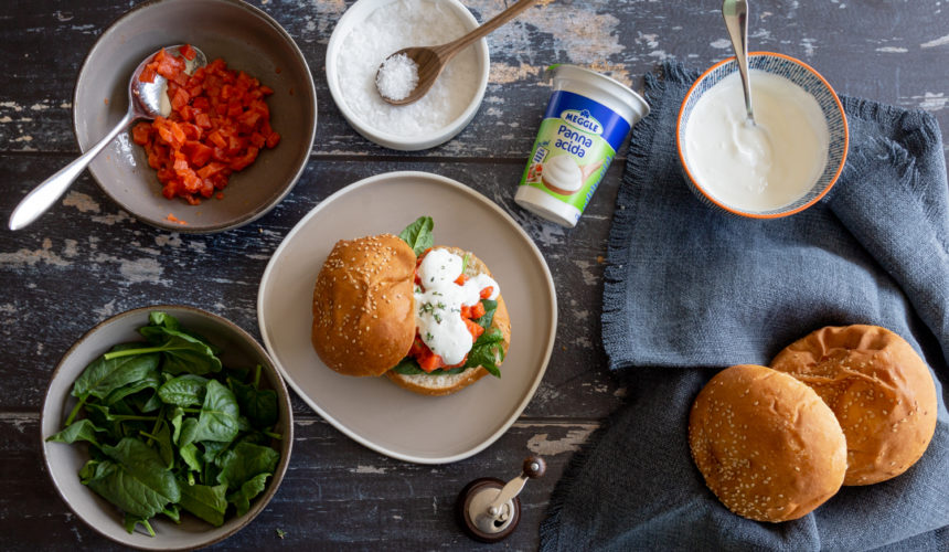 Burger al salmone con Panna Acida Meggle e spinacino