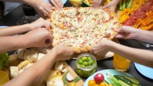 la famiglia mangia un ambiente familiare accogliente alimento casalingo pizza casalinga felice pranzando insieme seduta alla 154728465