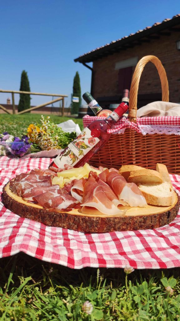 Pasqua rid-CARPINETO - picnic sull'erba con Dogajolo rosato