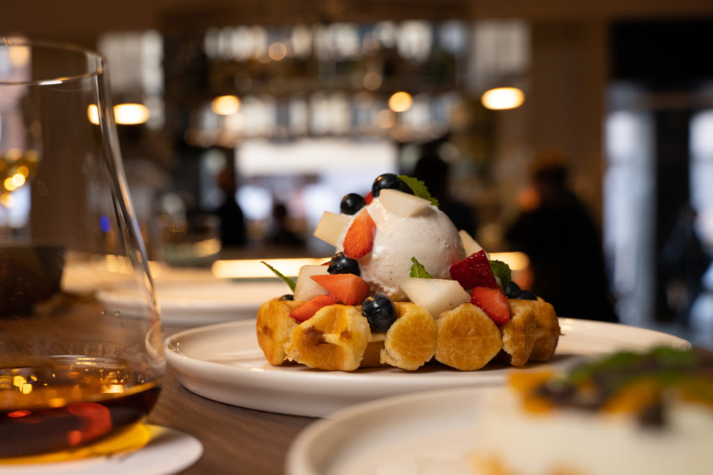 Waffle, Gelato alla Vaniglia e Macedonia di Frutta_Portico84_Coffe&Co_Ph.MattiaRossi