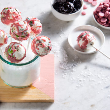 Lollipop di frozen yogurt con menta e Prugne della California