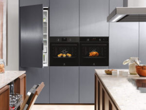 ELECTROLUX PRESENTA LA NUOVA GAMMA DI FORNI PURE BLACK