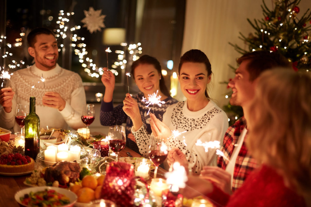 Natale 23 tradizionale in casa? Sembra proprio di no: quasi la metà degli Italiani mangerà al tavolo al ristorante. E tu?