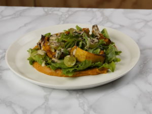 Veganuary: Insalata con Baby Iceberg, zucca, mix di semi, uva e dressing al limone