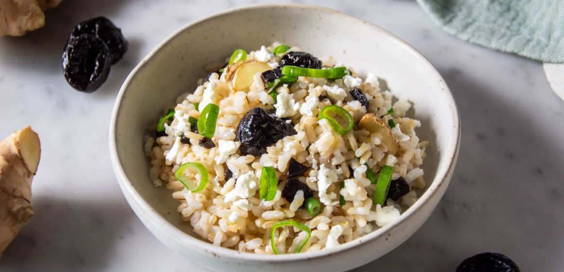 Insalata di riso con Prugne della California, zenzero, cipollotto e feta