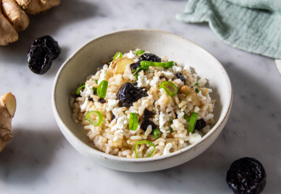 Insalata di riso con Prugne della California, zenzero, cipollotto e feta