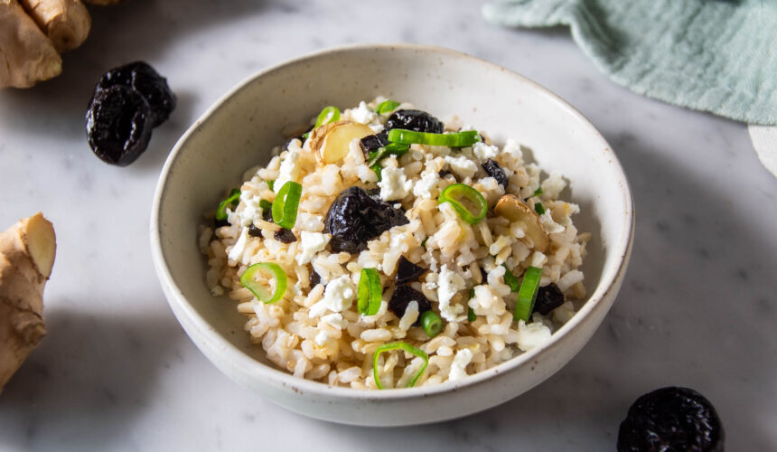 Insalata di riso con Prugne della California, zenzero, cipollotto e feta