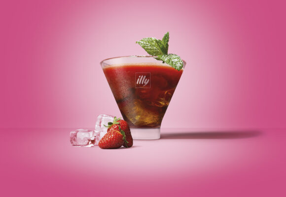 illycaffè risveglia l’estate con “Strawberry Kiss”