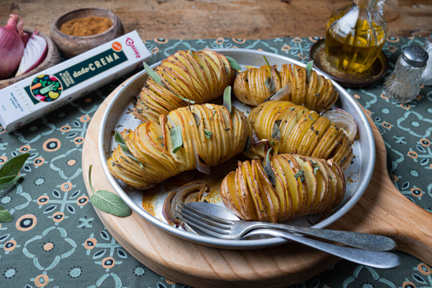 Patate hasselback salvia e paprika, il gusto in tavola!