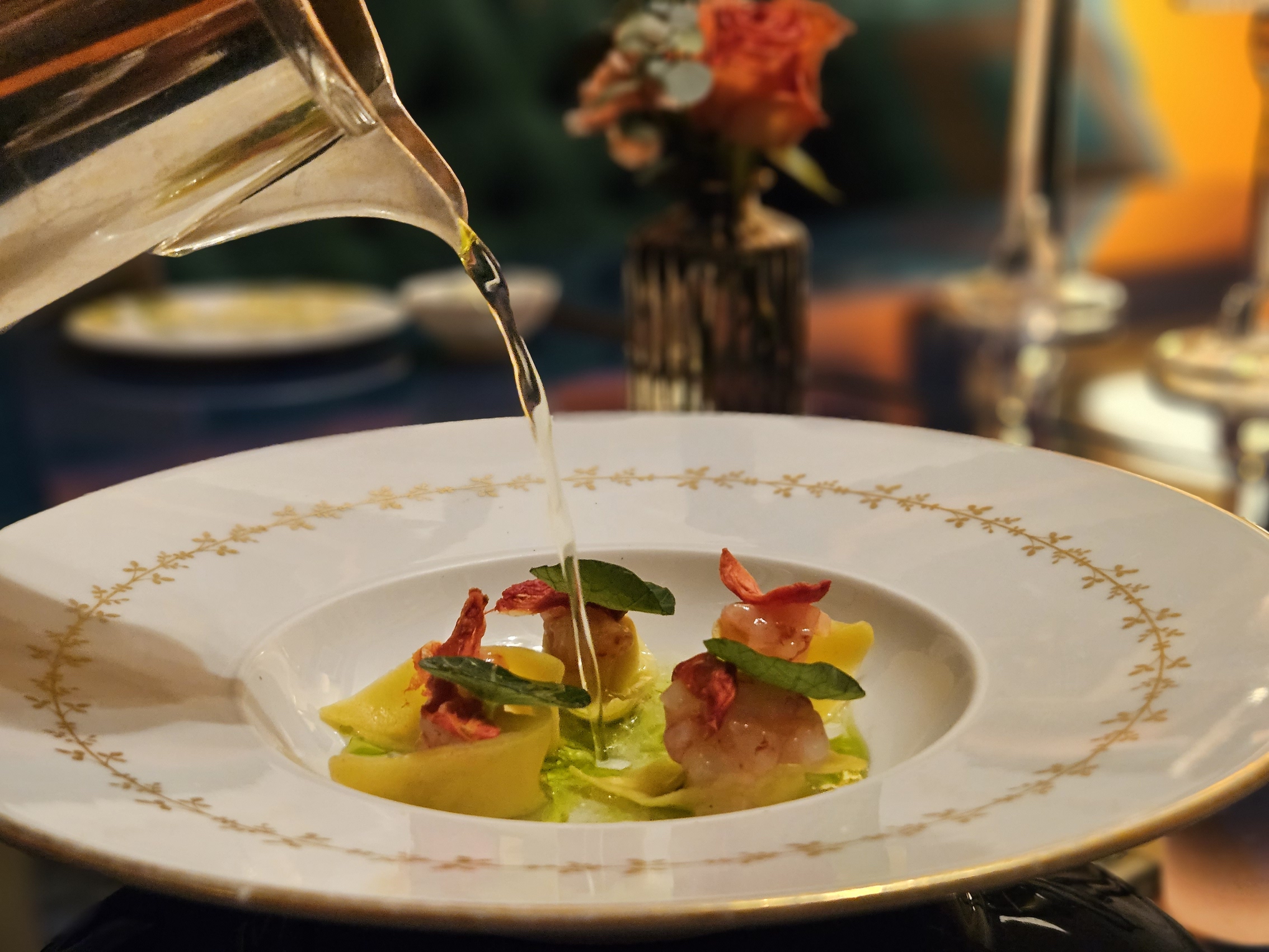 ADELAIDE-Ravioli di bufala, crudo di scampi e bisque di crostacei